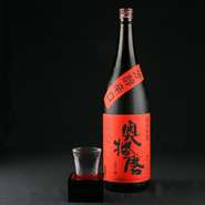 日本酒度　＋9
米の旨味を残しつつ辛口に仕上げた新しいタイプの純米吟醸酒。辛口ながら後口には柔らかな甘み、そして、口中に広がる旨みとコクが堪能できます。