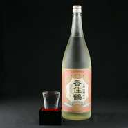 日本酒度　＋6
「山廃　吟醸純米」は食材の邪魔をしない穏やかで程よい香り、山田錦特有の上品な旨味とスッキリとした喉ごしの良さが光るお酒です。魚介類等食材の旨さを一層引き立ててくれる極上のコラボ。