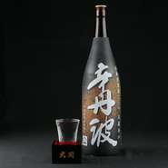 日本酒度　＋7
雑味のないキリッとした辛口の味わい。銘酒の造り手として名高い丹波杜氏伝承の技で丹精込めて醸した、旨味がありつつも切れのある後味が特徴の
淡麗辛口の本醸造酒です。
