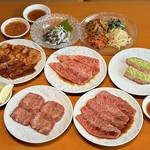焼肉で外せない人気メニューを盛り込み！
新井屋仕込みの”えぇ肉”を提供します！
