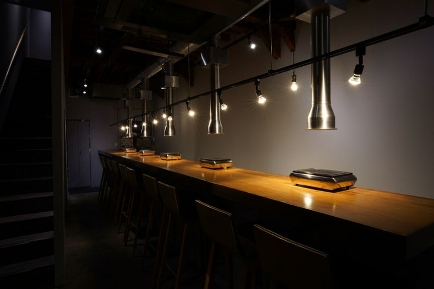 シックな雰囲気のカウンター席は焼肉デートにぴったり