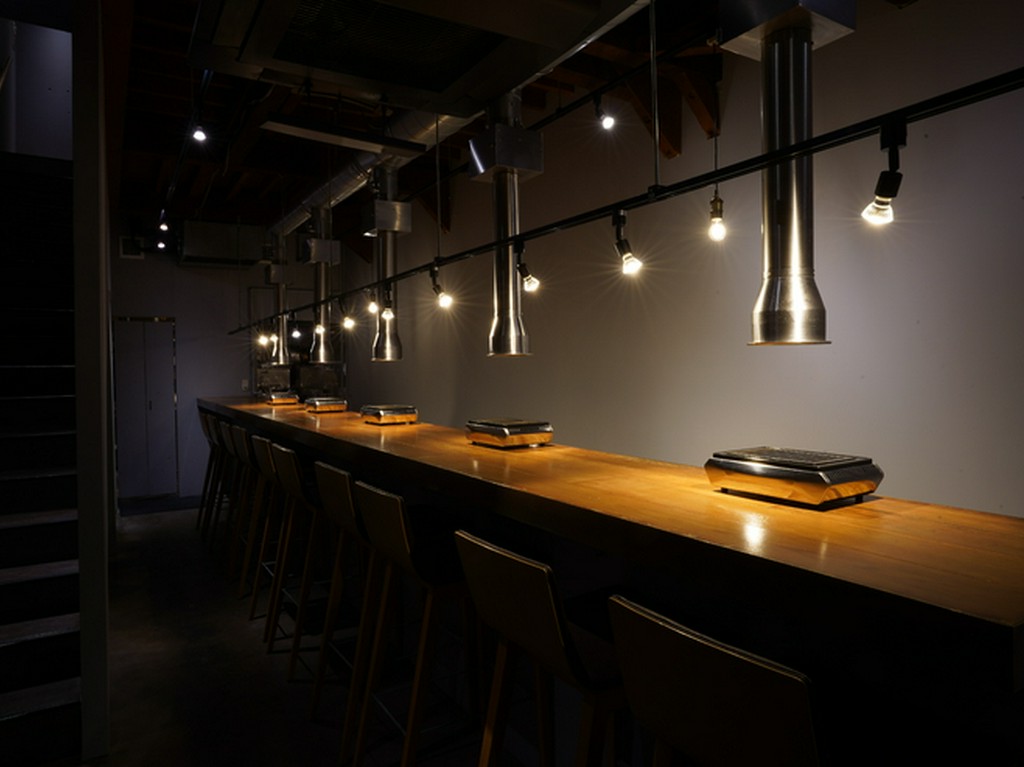 シックな雰囲気のカウンター席は焼肉デートにぴったり