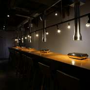 落ち着きのある店舗の一階には、カウンター席が全10席。パートナーと二人並んで焼肉を楽しめます。スタイリッシュな大人の空間で、おいしいお肉とお酒を心ゆくまで味わって。