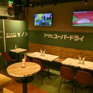 さまざまな野球のアイテムをモチーフにしたオシャレな店内に、野球ファンでなくても気分が高まる雰囲気に包まれています。観戦ができるテレビは、すべての試合を見られるよう6台完備。