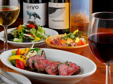 炭焼きイタリアンとワインを心落ち着く空間で味わう