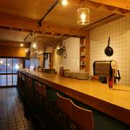 店舗1階はアットホームなカウンター席