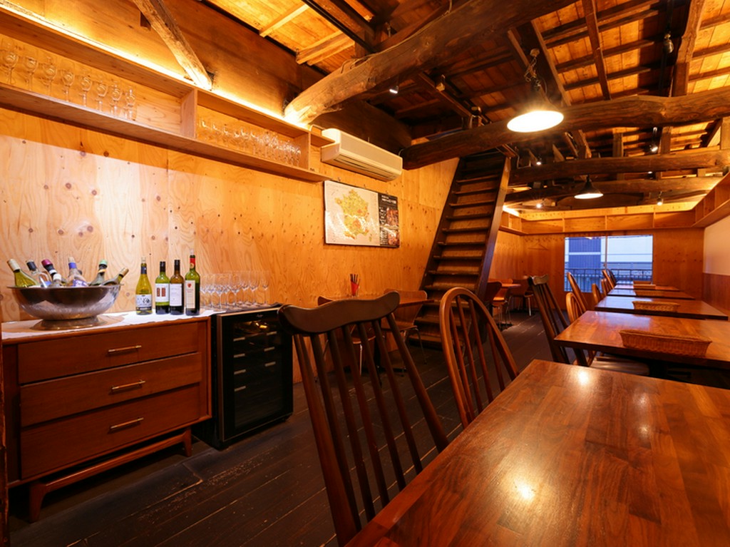 店舗2階テーブル席は、ワイン女子会から季節のイベントまで活躍