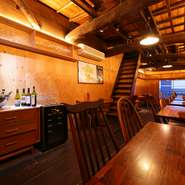 店舗2階テーブル席は、ワイン女子会から季節のイベントまで活躍