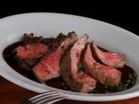 紀州備長炭で焼いた炭火焼きステーキ。
尾崎牛、近江牛、佐賀牛、等を月替わりに。