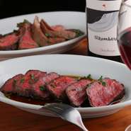 紀州備長炭で素材の旨みを引き出す『炭火焼き』。「尾崎牛」「近江牛」「佐賀牛」といったブランド和牛や、厳選地鶏・鴨・鹿など、さまざまな厳選素材を楽しめます。