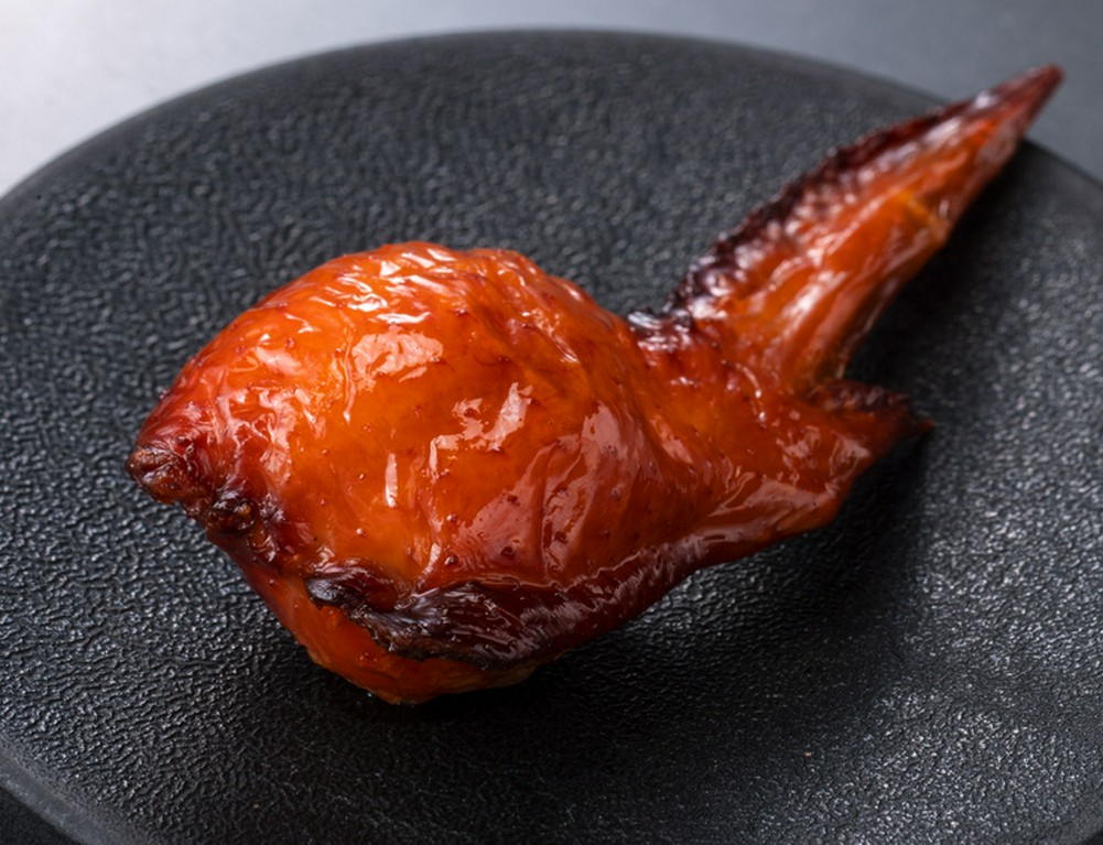 シグネチャー料理｢信玄鷄手羽先のフォアグラ包み焼き｣