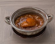 seriesのスペシャリテ「気仙沼産吉切鮫 フカヒレ 土鍋煮込みご飯」や「A5山形牛サーロイン よだれ牛」などが入った、全14品の少量多品目料理の数々。
詳細はコースページをご確認ください。