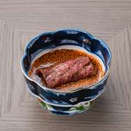 A5ランク山形牛のサーロインを使用した、よだれ鶏ならぬよだれ牛
水餃子、香港麺と三段活用に