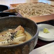 熟成した鴨肉を使用し京都白味噌とつゆを合わせた新感覚の人気の逸品。
青柚がほんのり香る美味蕎麦です。