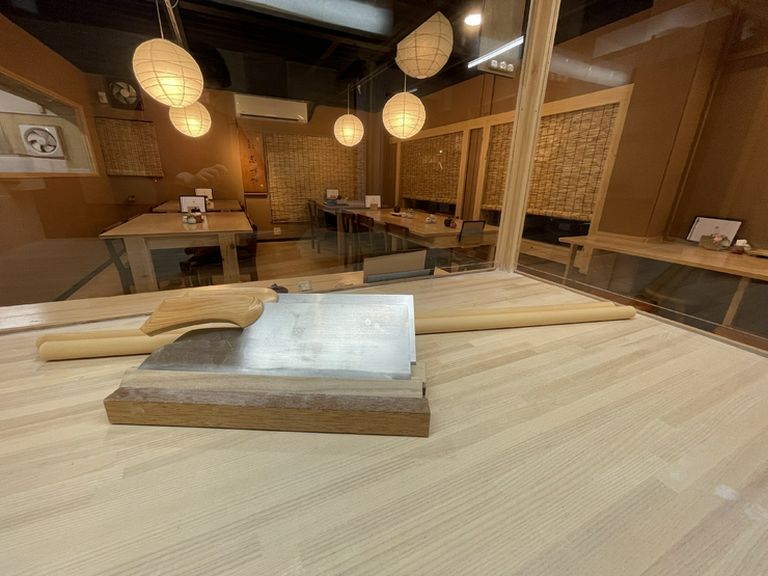 少し暗めの落ち着いた雰囲気の店内