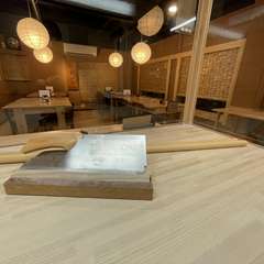 少し暗めの落ち着いた雰囲気の店内