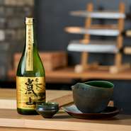 季節の逸品といただきたい酒。素材となる米と土壌からこだわり、地元亀岡にて自社栽培に取り組む「丹山酒造」のお酒を中心に、津々浦々の地酒を取り揃えています。