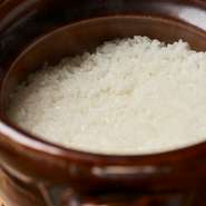 本日のお料理の一例『白米』。米は京都府内で栽培されたコシヒカリを採用。土鍋でふっくらと炊き上げています。