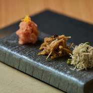 本日のお料理の一例『ご飯のお供　各種』。一口サイズのご飯のお供は、京都産のコシヒカリをさまざまな角度から楽しませてくれます。