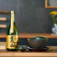 季節の逸品といただきたい酒。素材となる米と土壌からこだわり、地元亀岡にて自社栽培に取り組む「丹山酒造」のお酒を中心に、津々浦々の地酒を取り揃えています。