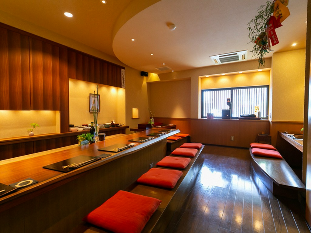 京らしさを散りばめた1階。カウンター席でのやりとりも見どころ