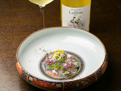 華やかな彩りでも楽しませる『天然鯛の昆布〆カルパッチョ』