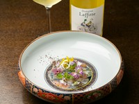 華やかな彩りでも楽しませる『天然鯛の昆布〆と美山の摘み草カルパッチョ』