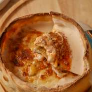 ブルーチーズと濃厚ボロネーゼ！当店名物4種のチーズのシカゴピザをグレードアップ！赤ワインを使って煮込んだ自家製ボロネーゼをON。迷ったらコレ！