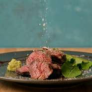 贅沢に！低温でしっかり火入した黒毛和牛の厚切りステーキ、岩塩とわさびで！