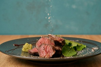 黒毛和牛の赤身肉のステーキ