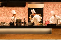 国産牛のステーキや揚げたて天ぷらをはじめとした、こだわりの品々が楽しめます。「見て楽しい、食べておいしい」をぜひ感じてください。