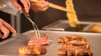 〈シズリングキッチン　鉄板コーナー〉