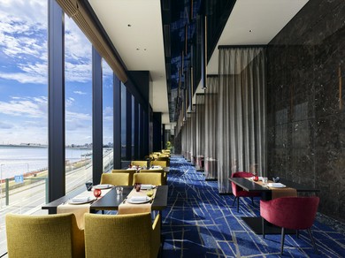 リバービューと対岸の夜景が優雅な時間を演出