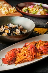 オマール海老を丸ごと使用した「オマール海老のパスタ」※仕入れによって内容が異なる場合がございます。