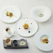 5名以上のご予約はレストランに直接お問い合わせください。
・ドレスコード
軽装でのご利用はご遠慮いただく場合がございます。
・年齢制限
未就学児のお子様のご利用はご遠慮いただいております。（ディナー）
・CLUB VILLAFONTAINE会員様の特典との併用はできかねます。予めご了承をお願いいたします。
・写真はイメージです。