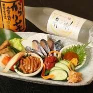 日本酒・ビール・焼酎・ウイスキー・ワインなど、豊富なラインナップのお酒。『酒肴盛り合わせ5種』は、そんなお酒に合うものだけを揃えた一皿です。なお、その日の仕入れ状況により内容は変更となります。
