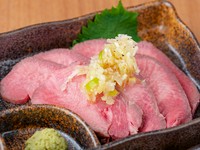 鮮やかな彩り。心地良い食感『牛上たん刺し』