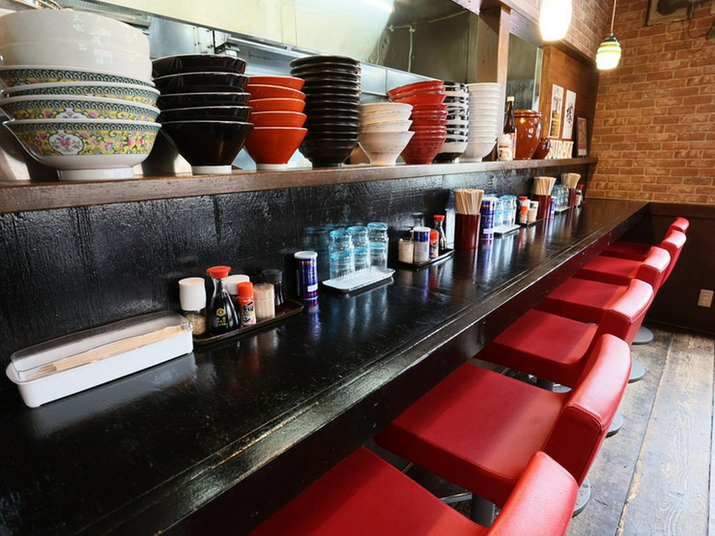 明るい店内には2本のカウンターがあり、お一人さまも大歓迎