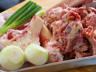 自慢のトリプルスープを仕込む「豚骨×鶏ガラ×牛骨」