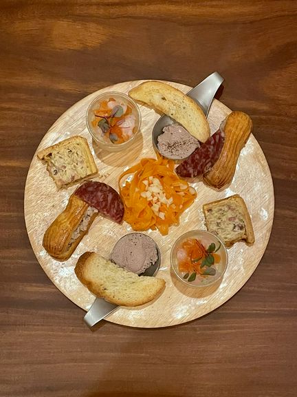 地元食材、フランスの食材などを吟味し、ワインに合う一皿を...