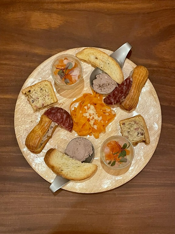 地元食材、フランスの食材などを吟味し、ワインに合う一皿を...