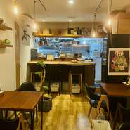 こじんまりとした店内にテーブル3席、カウンターを設置
最大9名様の小さなビストロ。
カウンターからはオープンキッチンのライブ感も楽しめる。
