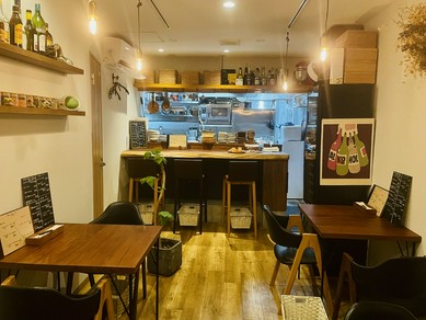 気兼ねなくフレンチとお酒を楽しめる雰囲気