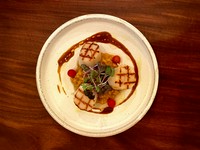 プリプリのホタテを高温でグリルし魚介のスープで作ったリゾットを添えた一品