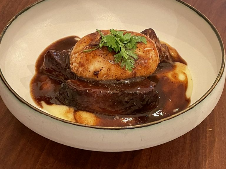 豚バラ肉の赤ワイン煮込み　ポーチドエッグ添え