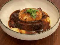 コトコト煮込んだ豚バラの赤ワイン煮込み　付け合わせにマッシュポテトとポーチドエッグを添えた一品