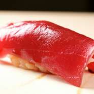 全国の好漁港に揚がる旬魚介、絶品マグロで極上の一貫を繰り出す