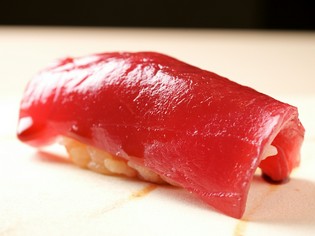 記憶に焼き付く一貫。素材の頂点を見極めて供する『赤身の握り』