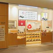 複数の路線が乗り入れる名古屋駅直結のKITTE名古屋1階に入る【にぎりたて】。朝10時のオープンから通しで営業しているため、気軽に立ち寄れるうれしいお店です。