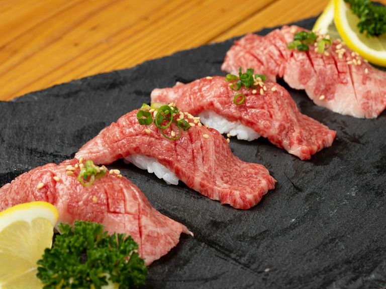 国産黒毛和牛使用。SNS映えする逸品 『黒毛和牛特選炙り肉寿司』